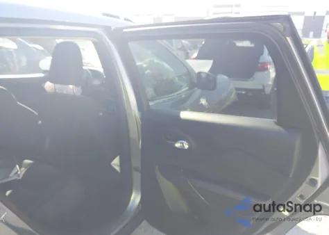 2016 Jeep Cherokee Latitude z USA, uszkodzony, nr VIN 1C4PJLCB8GW106410